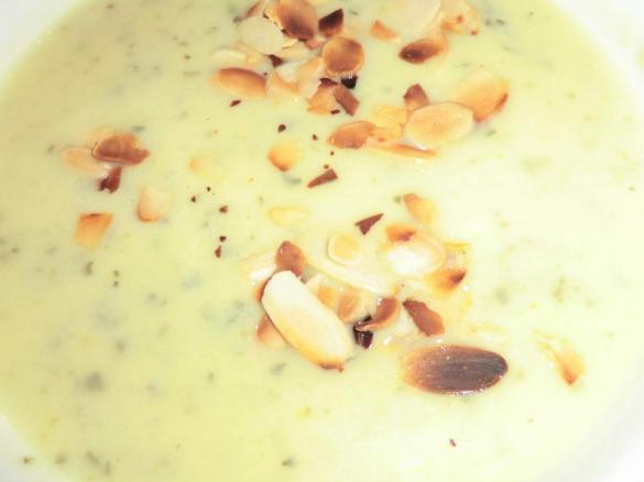 Zucchini-Cremesüppchen mit gerösteten Mandeln