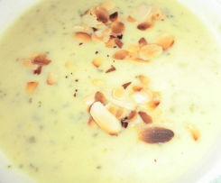 Zucchini-Cremesüppchen mit gerösteten Mandeln