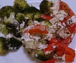 Feta / Schafskäse mit verschiedenem Gemüse (z.B. Brokkoli, Paprika etc.)
