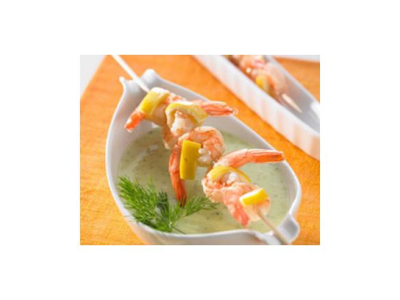 Gurkencremesuppe mit Garnelenspießchen (Cucumber cream soup with prawn skewers)