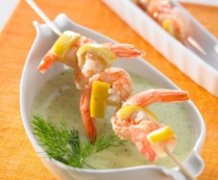 Gurkencremesuppe mit Garnelenspießchen (Cucumber cream soup with prawn skewers)