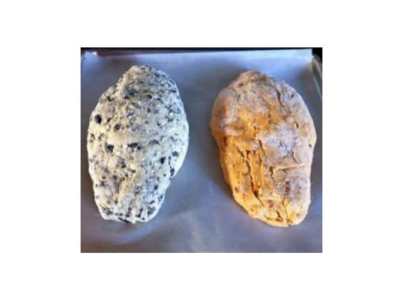 Brotvarianten mit Feta und Zwiebeln oder mediterran