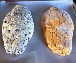 Brotvarianten mit Feta und Zwiebeln oder mediterran