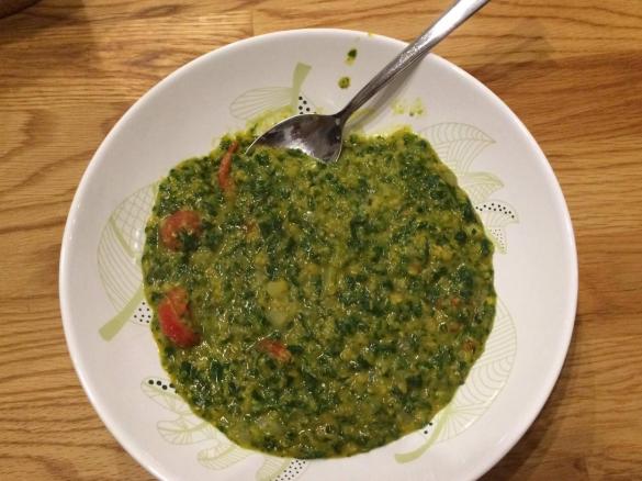 Rote Linsen mit Spinat und Tomaten