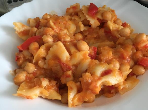 Kichererbsen mit Nudeln und Paprika