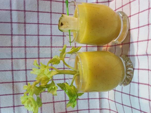 Ananas-Mango-Sellerie-Smoothies