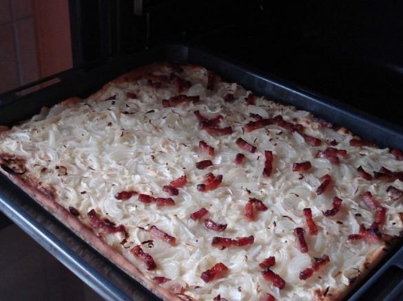 Knuspriger Elsässer Flammkuchen