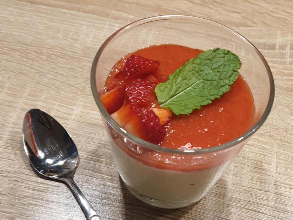Himmlisches Panna Cotta mit Erdbeersoße