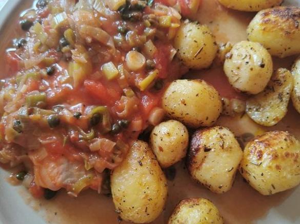 Lachs in Tomaten-Lauch-Sauce