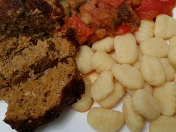 Hackbraten mit Gnocchi und Ratatouille