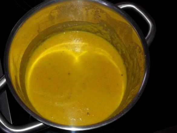 Möhren-Blumenkohl-Käse Suppe - Low Carb