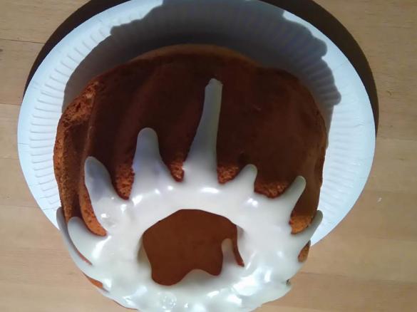 Mandel - Gugelhupf mit Amarettoglasur 