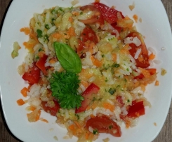 Variation von Reissalat mit verschiedenem Gemüse