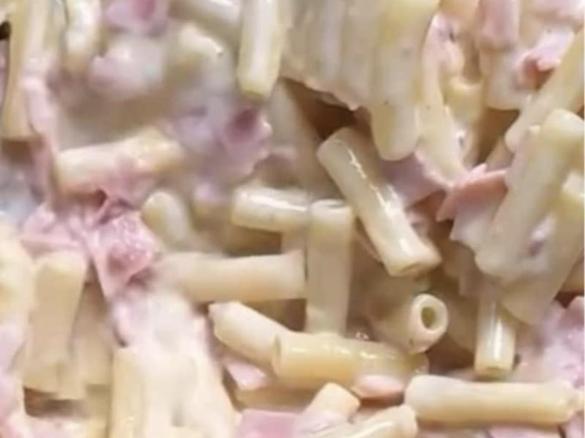 Nudeln mit Schinken in heller Sauce