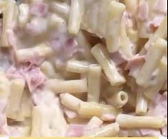 Nudeln mit Schinken in heller Sauce