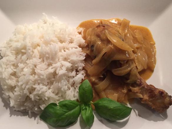 Hähnchenkeule an Basmatireis & pikanter Zwiebel-Senf-Soße (senegalesische Art)