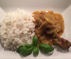 Hähnchenkeule an Basmatireis & pikanter Zwiebel-Senf-Soße (senegalesische Art)