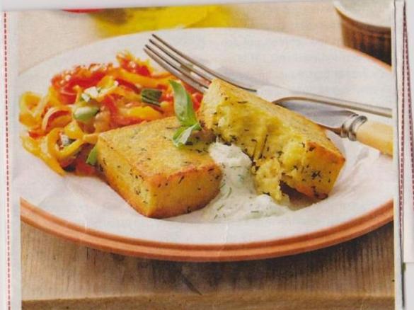 Knusprige Polenta mit Paprika und Joghurt -Dip