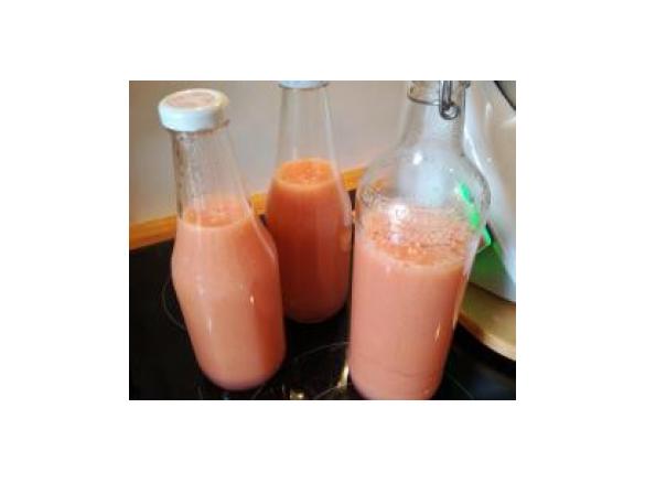 Pfirsichnektar aus frischen Pfirsichen