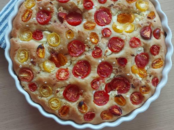 Fladenbrot mit Frischkäse und Paradeiser