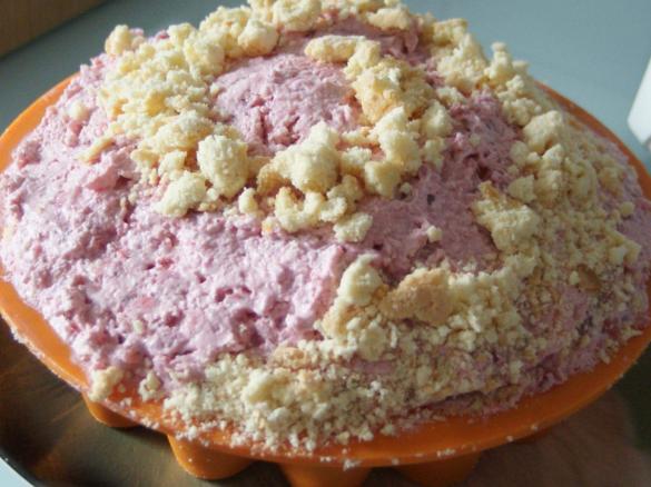 Variation von Biskuitrolle mit Erdbeerfüllung