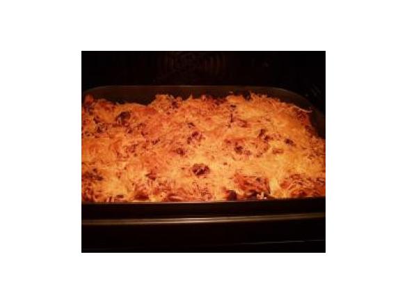 Nudelauflauf mit Hähnchengyros und Käse überbacken