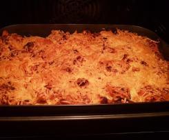 Nudelauflauf mit Hähnchengyros und Käse überbacken