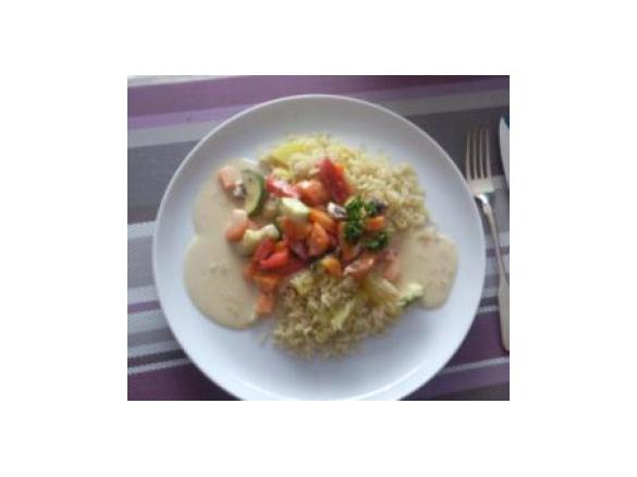 Gemüseplatte mit Reis und heller Sauce