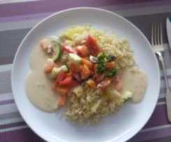 Gemüseplatte mit Reis und heller Sauce