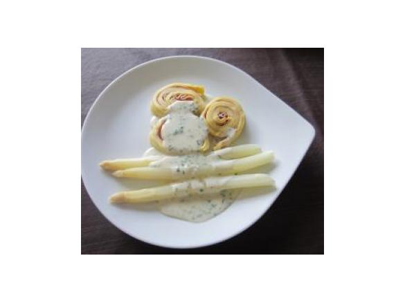 Spargel mit Schinkenpfannkuchenrolle und Kräutersoße