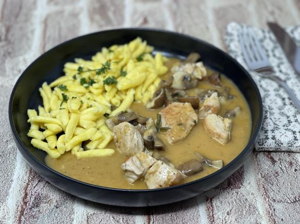 Putengulasch in Pilz-Sahne-Sauce mit Spätzle
