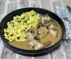 Putengulasch in Pilz-Sahne-Sauce mit Spätzle