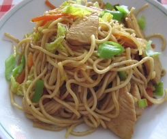 Gebratene Nudeln mit Huhn