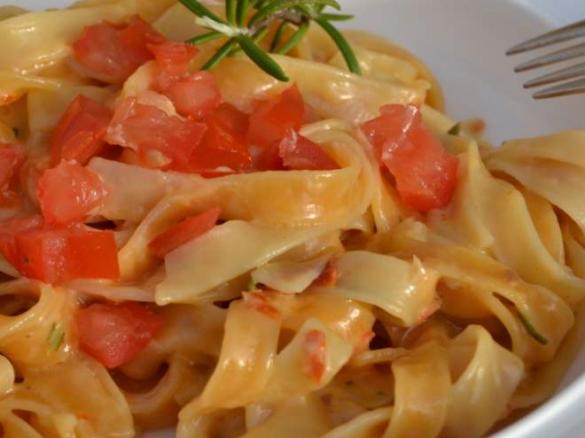 Tagliatelle in Tomaten-Rosmarin-Soße