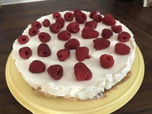 Himbeer-cheescake mit chocolate cookies Boden