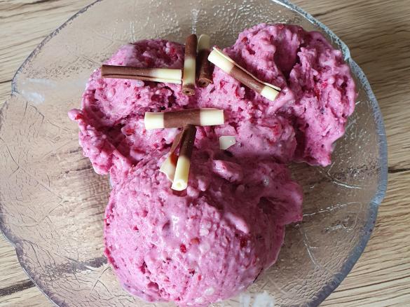 Milchreiseis mit roter Grütze