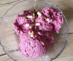 Milchreiseis mit roter Grütze