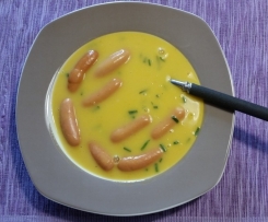 Kartoffel-Möhrencremesuppe mit Würstchen