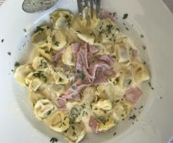 Tortellini mit Schinken-Sahne-Käse-Soße 