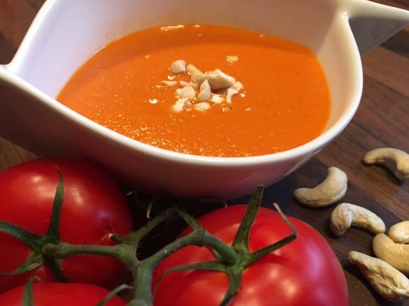 Geröstete Tomatensuppe mit Cashewnüssen