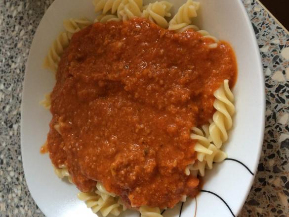 Penne in Tomaten-Frischkäse-Soße mit Hackfleisch