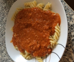 Penne in Tomaten-Frischkäse-Soße mit Hackfleisch