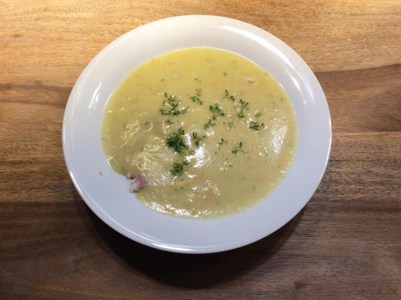 Kartoffelcremesuppe mit geräucherter Forelle a la Hilla