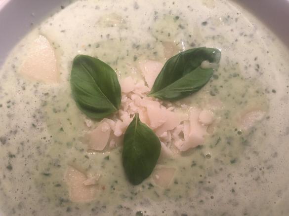 Basilikumsuppe mit Parmesan