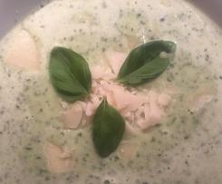 Basilikumsuppe mit Parmesan