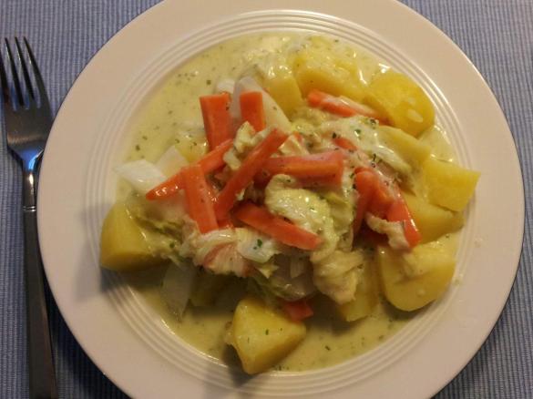 Chinakohl und Möhrenstreifen mit Kartoffeln an Kräutersauce