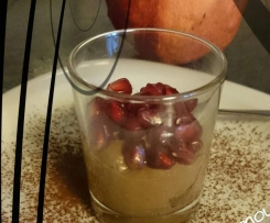 Granatapfel auf Avocadomousse