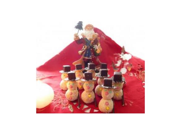  Schneemänner aus weißer Schokolade und Kokosflocken