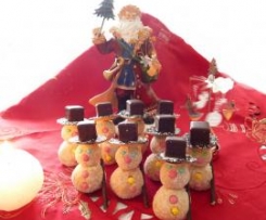  Schneemänner aus weißer Schokolade und Kokosflocken