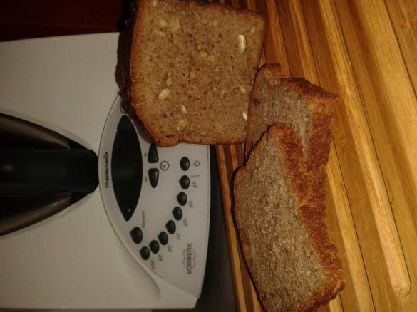 Variation von Vollkorn-Mandel-Nuss-Brot
